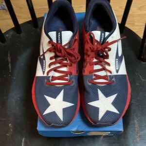 Gently used women’s Texas brooks  trace 2 running shoe size 10